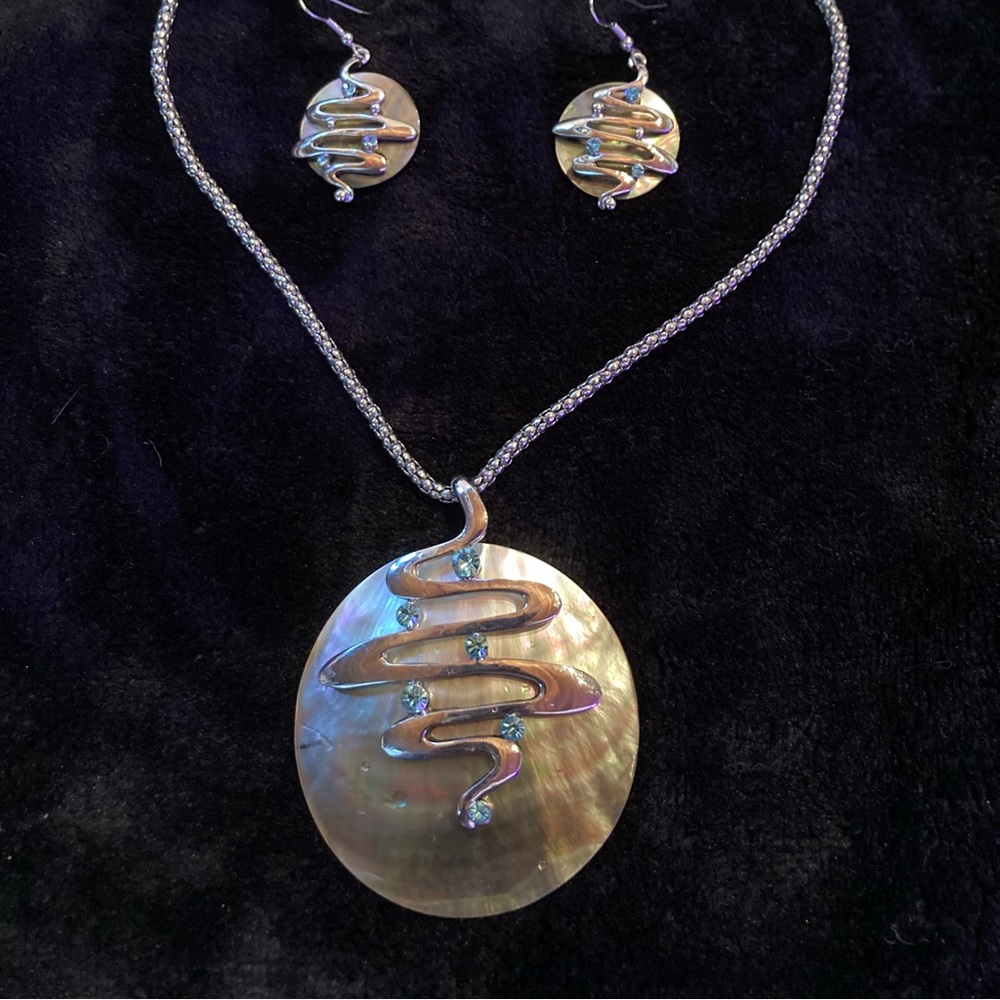 Abalone pendant necklace and earring set